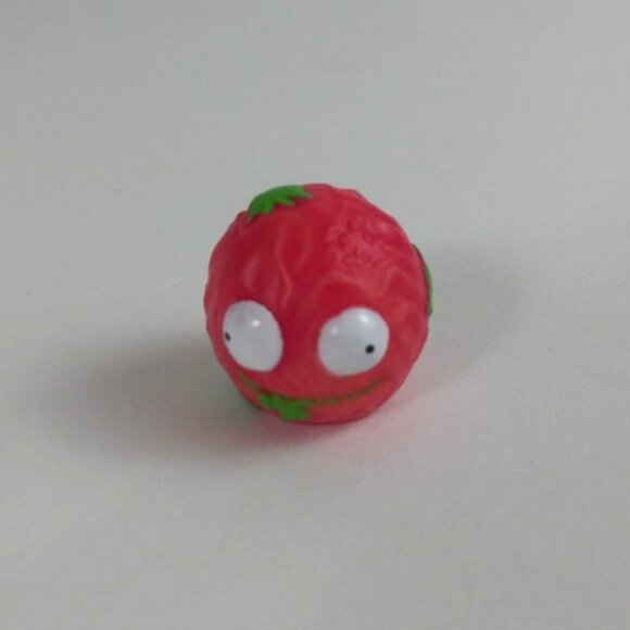Moose Grossery Gang Series 2 Fungus Fruits Red Pukey Passionfruit Ultra Rare - Picture 1 of 6